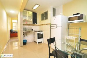Kuchyň nebo kuchyňský kout v ubytování Studio confortavel para 4 pessoas em Copacabana