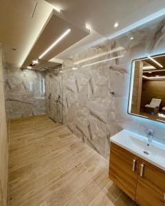 NEO Apartman في زلاتيبور: حمام مع حوض ومرآة