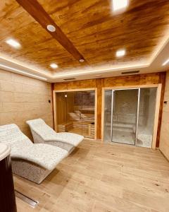 Predel za sedenje v nastanitvi NEO Apartman