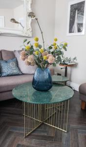 un jarrón azul sobre una mesa en la sala de estar en Luxury 2 bed 5 mins from Carrick next to Waterfall, en Carrick on Shannon