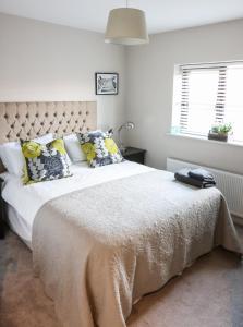 Katil atau katil-katil dalam bilik di Luxury 2 bed 5 mins from Carrick next to Waterfall