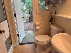 A bathroom at Lopez Farm Cottages & Tent Camping