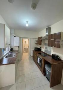 Ett kök eller pentry på 4-5 Bedroom House For Corporate Stays in Kettering