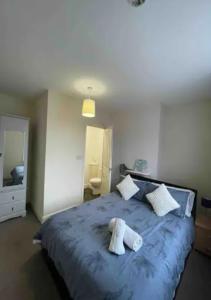 En eller flere senger på et rom på 4-5 Bedroom House For Corporate Stays in Kettering