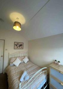 Säng eller sängar i ett rum på 4-5 Bedroom House For Corporate Stays in Kettering