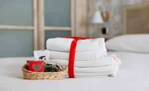 a pile of towels in a basket on a bed at Hotel Soria Plaza Mayor in Soria