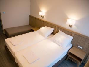 Postel nebo postele na pokoji v ubytování Elegant Beach Hotel