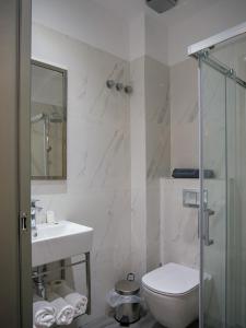 Ванная комната в Elegant Beach Hotel - former Hotel Tsolaridis