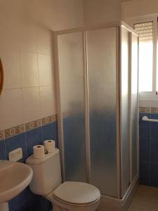 a bathroom with a toilet and a sink at Las Cuatro Lunas in Níjar