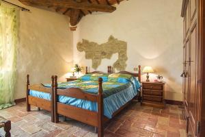 Tempat tidur dalam kamar di Agriturismo tranquillo e con vista panoramica
