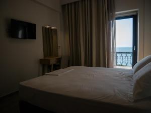 Postel nebo postele na pokoji v ubytování Elegant Beach Hotel