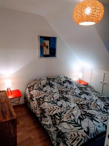 - une chambre avec un lit, deux tables et deux lampes dans l'établissement Maison rénovée avec jardin proche grande plage, à Quiberon
