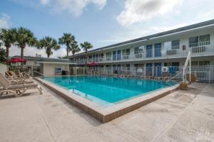 a swimming pool in front of a hotel at Motel 6-Kissimmee, FL - Orlando in Orlando