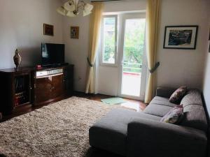 Televízia a/alebo spoločenská miestnosť v ubytovaní Apartment Kate, 3 - Bedroom (4+2), Large Terrace