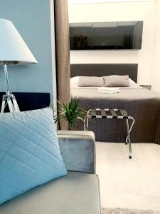 Een bed of bedden in een kamer bij Apartamenty Aquarius Blue Boszkowo