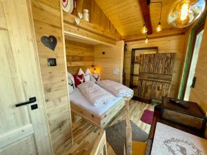 Ένα ή περισσότερα κρεβάτια σε δωμάτιο στο Tiny House Singer - contactless check-in - Sauna