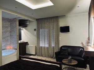 a living room with a couch and a tub at Ξενώνας Χάραμα in Kato Loutraki