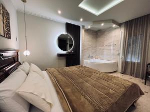 Postel nebo postele na pokoji v ubytování Ξενώνας Χάραμα