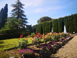 een tuin met bloemen in het midden van een weg bij Villa Bellaria in Campagnatico