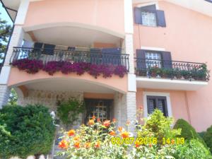 un edificio rosa con fiori sul balcone di Bed and Breakfast Emilia a Cagnano Amiterno