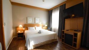 una camera d'albergo con letto e finestra di Flat 1208 Lazer completo - Prox. Shopping e Metrô a San Paolo