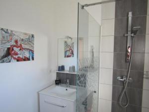 a bathroom with a shower and a sink at Chez Isa et Dens in Marsac-sur-lʼIsle