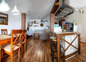 cocina y sala de estar con mesa y sillas en Valdelagrana Sunset Apartment, en El Puerto de Santa María