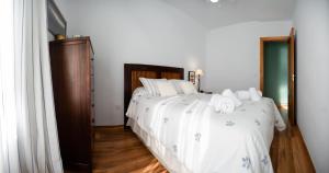 1 dormitorio con 2 camas con sábanas blancas en Valdelagrana Sunset Apartment, en El Puerto de Santa María