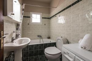 Kanelos Garden House في Dhrákas: حمام مع مرحاض ومغسلة وحوض استحمام +36 صورة