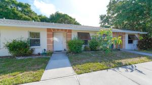 ein kleines Haus mit Orange und Weiß in der Unterkunft Close to Beaches, Downtown, Restaurants & Parks! in Sarasota