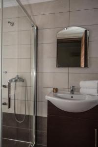 Kanelos Garden House في Dhrákas: حمام مع حوض ودش مع مرآة