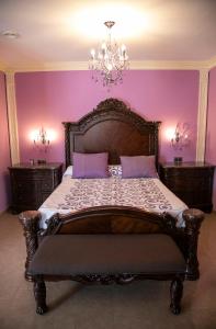 a bedroom with a large bed with purple walls at Hotel Restaurante Setos in Motilla del Palancar