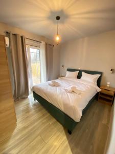 Postel nebo postele na pokoji v ubytování Alexandras cozy apartment Ioannina
