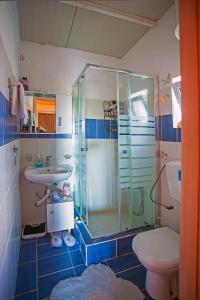 Voula Home tesisinde bir banyo