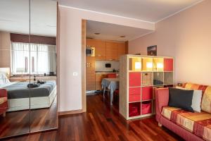 1 dormitorio con 1 cama y sala de estar en Appartamento Centrale vicino a Humanitas e Forum Assago, en Basiglio