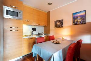 A kitchen or kitchenette at Appartamento Centrale vicino a Humanitas e Forum Assago