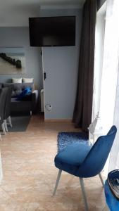Televízia a/alebo spoločenská miestnosť v ubytovaní Apartament na nowej starówce
