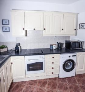 Kuchyň nebo kuchyňský kout v ubytování Bright 3bed sleeps 9 with secret garden 5min walk to town