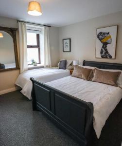 Postel nebo postele na pokoji v ubytování Bright 3bed sleeps 9 with secret garden 5min walk to town