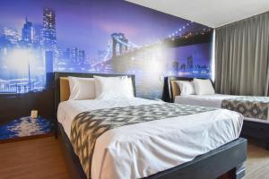 um quarto de hotel com duas camas e um mural de uma cidade em Hotel TÖTEM Guadalajara em Guadalajara
