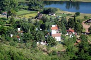 una pequeña casa en una colina junto a un lago en Complejo Cabañas Foxes Frente al Lago en Villa del Dique