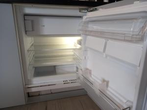 een lege koelkast met de deur open in een keuken bij BELCH1952 in Lagos