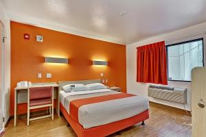 
a bedroom with a bed and a desk at Motel 6-Glenview, IL - Chicago North in Glenview
