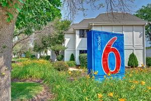 
a sign on the side of a grass covered field at Motel 6-Glenview, IL - Chicago North in Glenview
