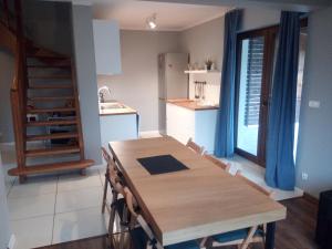 Kuchyňa alebo kuchynka v ubytovaní Dom Mazurska Apartamenty