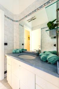 łazienka z umywalką i lustrem w obiekcie Hostly - The Urban Garden House - 3 Bedrooms, Garden, Great Location! w Pizie +25 zdjęć