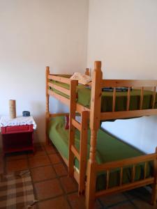 Двухъярусная кровать или двухъярусные кровати в номере Hostal El Ensueño del Coquena