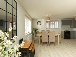 a kitchen and dining room with a table and chairs at Shrewsbury Townhouse with Parking in Harlescott