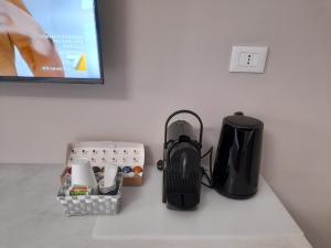Příslušenství pro přípravu čaje a kávy v ubytování Tripepi suites