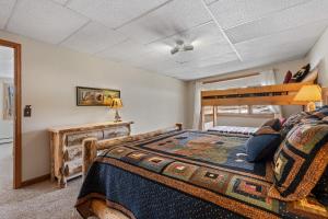 sypialnia z łóżkiem w pokoju w obiekcie Lily Mountain Lodge - Amazing Mountains Views, Private Hot Tub, Great Location w mieście Estes Park